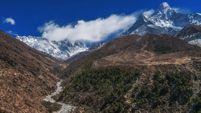 Los ríos atraviesan el fondo del valle del Monte Everest 