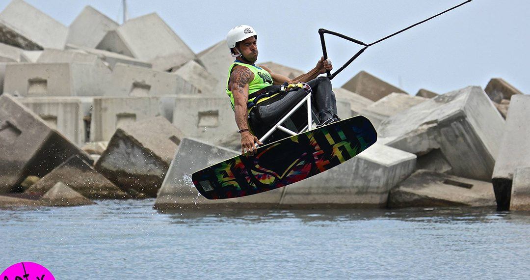 Alvaro Bayona haciendo wakeboard