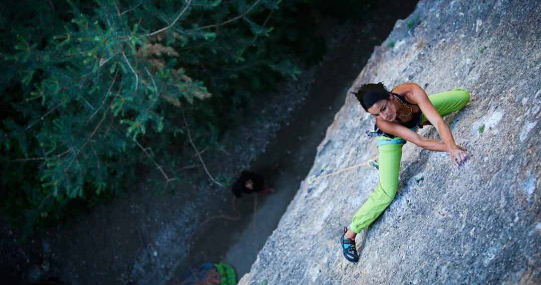 Daila Ojeda, escalando en roca