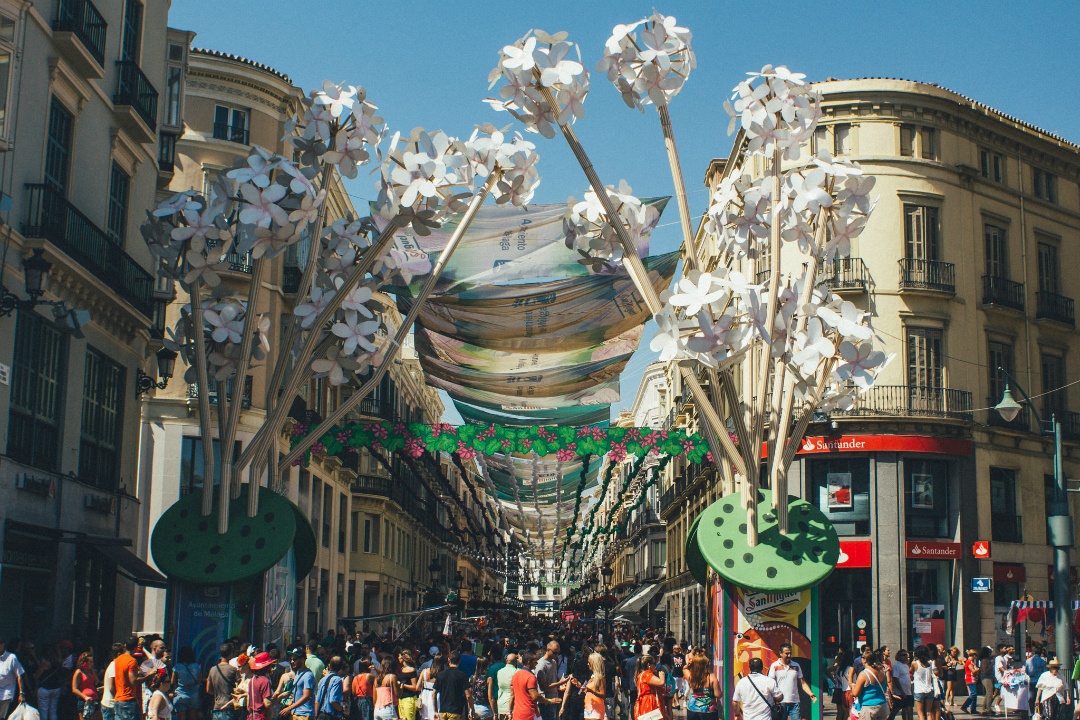 La Feria de Málaga es una de las Ferias de Andalucía que se celebra de día en el centro de la cudad