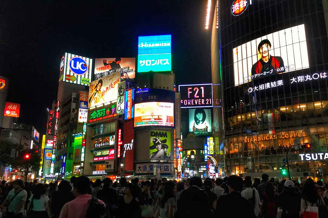 Hacerse una foto en el cruce de Shibuya es uno de los imprescindibles que hacer en Japón.