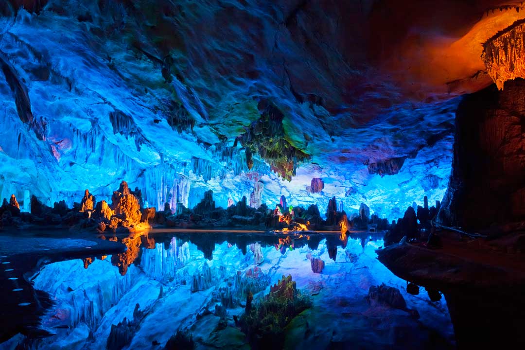 Las cuevas de la flauta de caña son uno de los monumentos naturales que ver al ir a China