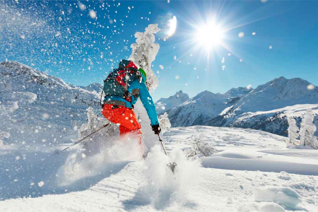 Aprende las diferencias del esquí fuera de pista con respecto a esquiar en pista