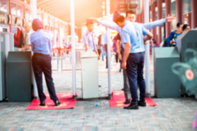 Evita llevar encima objetos metálicos para ahorrar tiempo al pasar el control de seguridad del aeropuerto