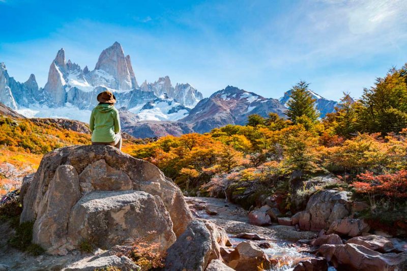 Clásica ruta de trekking de otoño en Argentina por el monte Fitz Roy o Cerro Chaltén, en la Patagonia.