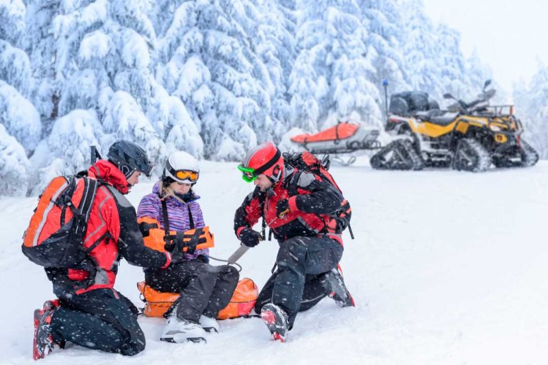 Evitar y afrontar los accidentes de esquí: el seguro de esquí y el decálogo del esquiador