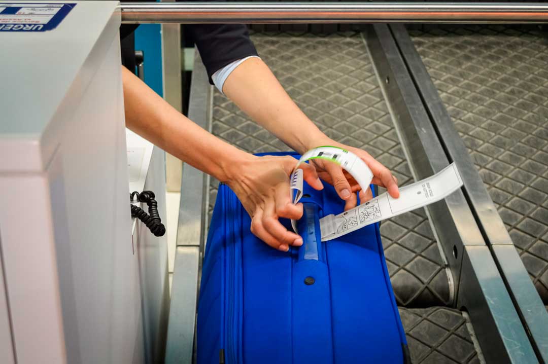 Entre las dudas frecuentes de los vuelos con escala está la de si hay que volver a recoger y facturar el equipaje en el aeropuerto de conexión