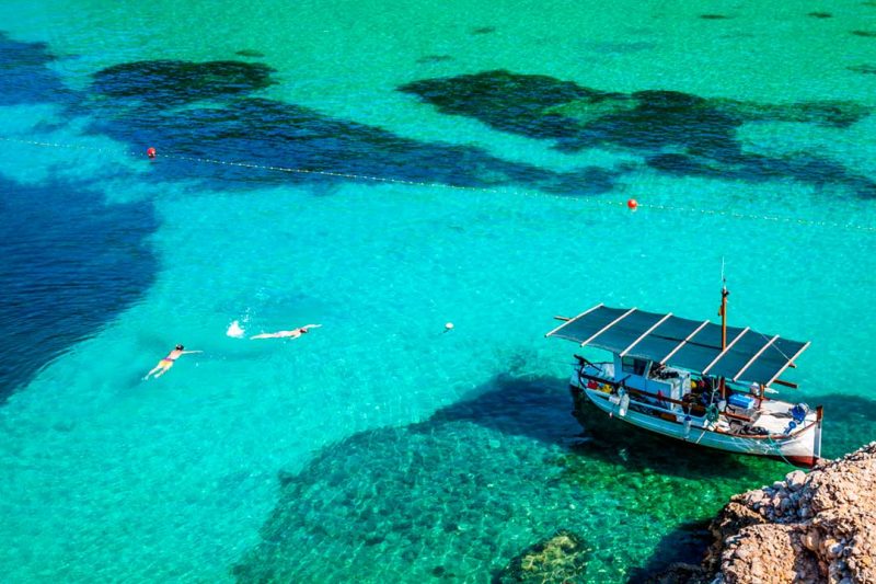 Las playas de Ibiza están consideradas entre las mejores del mundo, y dejan fotos de viaje maravillosas, como esta de la playa de San Miguel