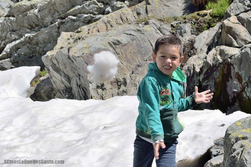 Sierra Nevada es uno de los mejores viajes a la nieve para pasar unas vacaciones con niños