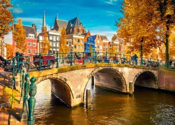 Debido al alto costo de los servicios de la salud, las entidades de migración han considerado necesario el uso de seguro de viaje a Holanda por parte de sus visitantes al punto de llegar a ser un requisito indispensable en algunos casos.