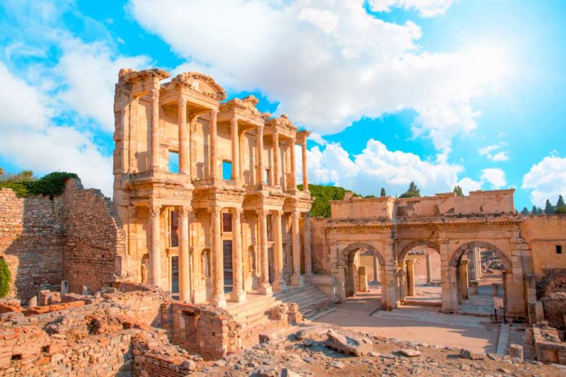 Es habitual visitar las ruinas de Efeso al viajar a Turquia