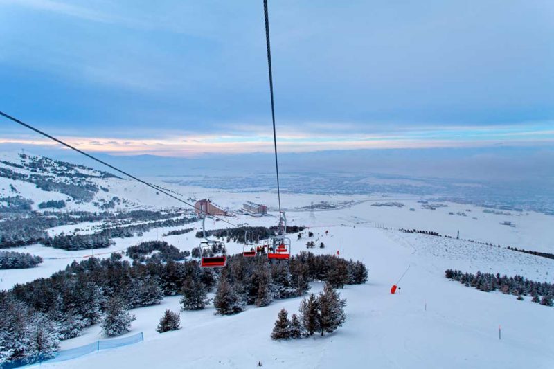 Esquiar es un buen plan que hacer si visitas Turquia en invierno