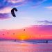 Cómo hacer kitesurf por primera vez: equipo, clases, playas y más