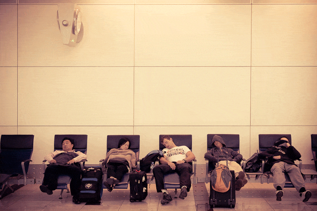 Come sopravvivere a una notte in aeroporto