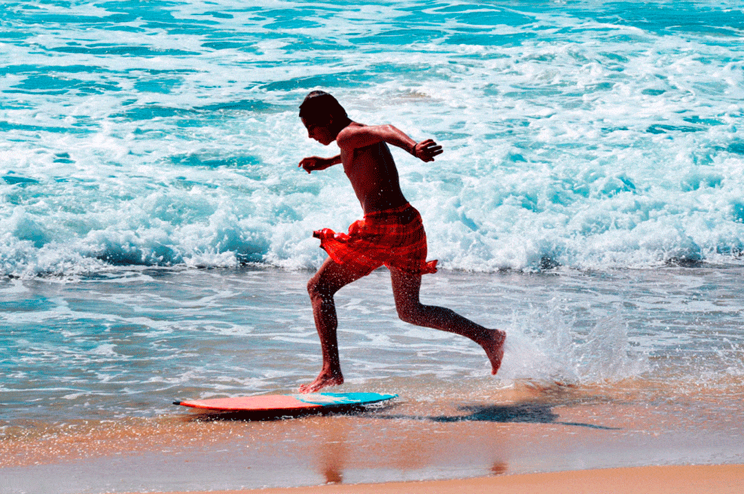 ‘Skimboard’, come cavalcare le onde che si infrangono a riva