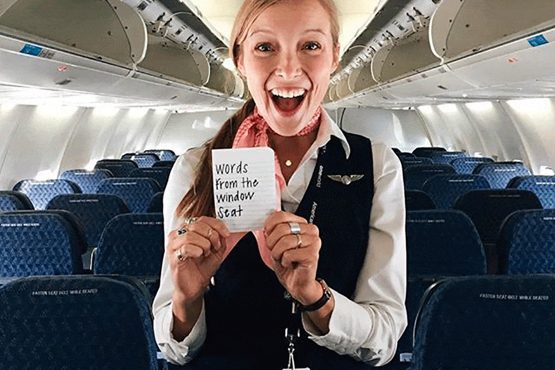 Taylor Tippett, la hostess che lascia messaggi felici in volo