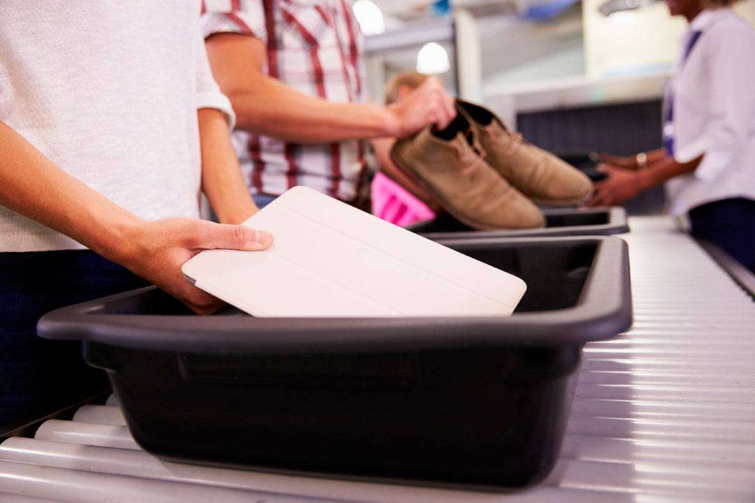 Controlli aeroporto: come funzionano e 8 trucchi per velocizzarli