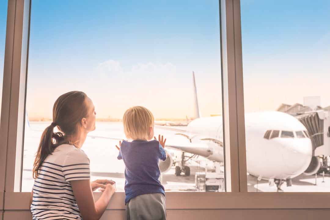 Come viaggiare in aereo con neonati e bambini piccoli