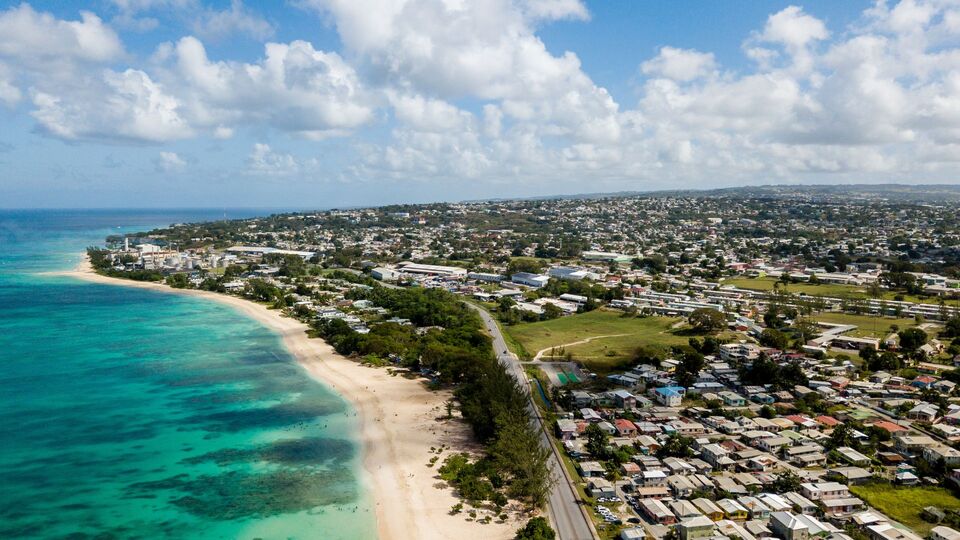 Los ciudadanos españoles y la mayoría de países latinoamericanos pueden entrar en Barbados sin visado para estancias inferiores a 90 días.