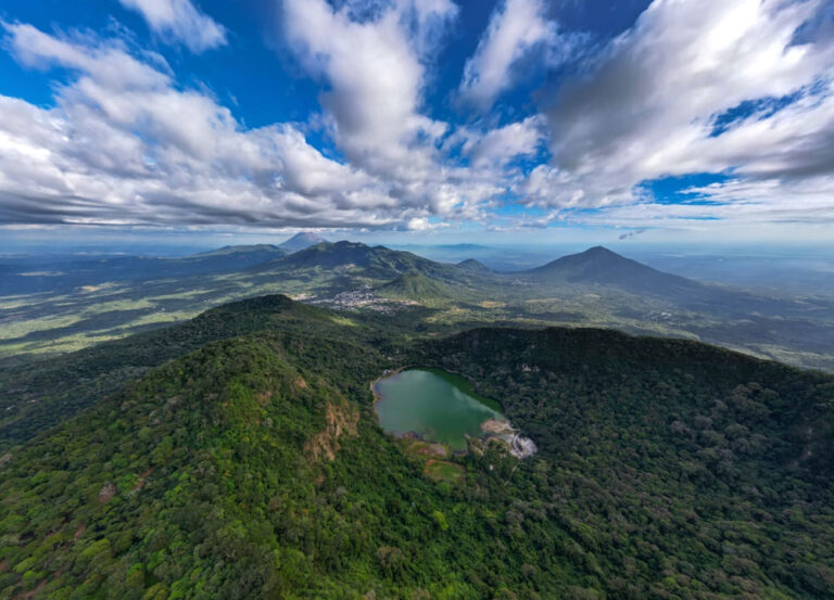 Descubre volcanes, playas de clase mundial y la acogedora cultura de El Salvador. Planifica tu viaje con seguridad y aprovecha al máximo este destino emergente.