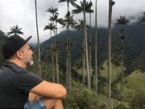 Detrás de El Viaje del Mapache está Daniel Galán, un viajero que ha hecho de la planificación inteligente y la libertad en ruta su filosofía a la hora de recorrer el mundo.