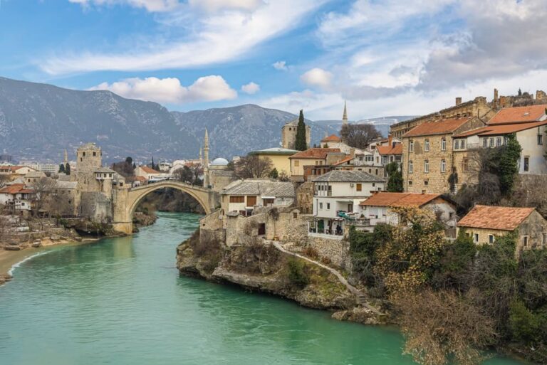 La realidad es que Bosnia es, en general, un país seguro para los viajeros, especialmente si te mueves por zonas turísticas y sigues unas recomendaciones básicas.