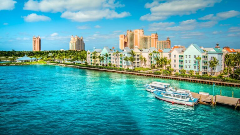 Si lo que necesitas es una respuesta rápida y clara, esta tabla te ayudará a decidir cuándo ir a las Bahamas en función del clima, la afluencia de turistas y los precios.