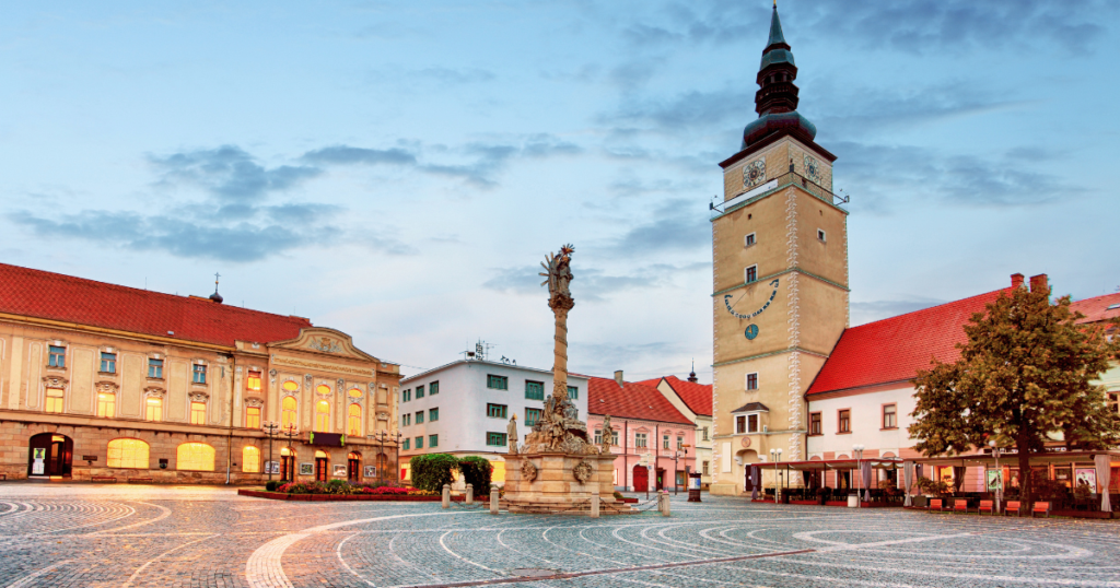 Bratislava, la capital, es uno de los principales puntos de entrada al país y recibe numerosos visitantes cada año. Es una ciudad segura para el turismo, con una buena infraestructura y ambiente tranquilo.