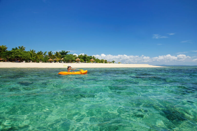 Fiyi es uno de esos destinos que evocan playas de arena blanca, aguas cristalinas y paisajes tropicales. Pero antes de planificar el viaje, es habitual preguntarse cuál es la mejor época para viajar a Fiyi.