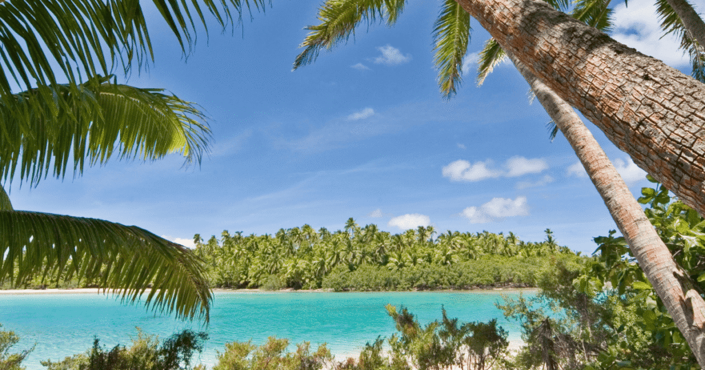 Las Islas Cook disfrutan de una situación política estable y un entorno social tranquilo, lo que contribuye a que sean percibidas como uno de los destinos más seguros de la región.
