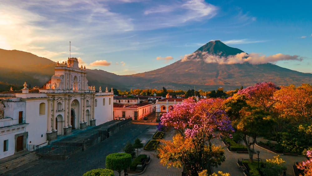 Guatemala es un destino muy variado, tanto por su cultura como por sus paisajes y diferencias climáticas. No es lo mismo recorrer las calles de Antigua Guatemala, visitar el lago de Atitlán o explorar la selva de Petén, donde se encuentra Tikal.