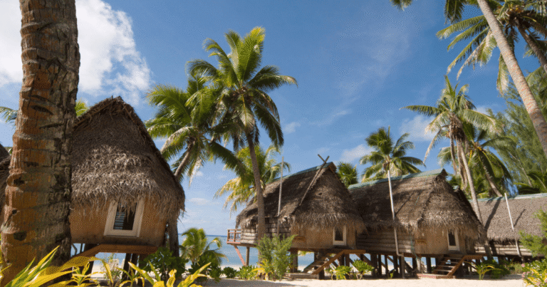 Las Islas Cook se han convertido en una alternativa cada vez más popular para quienes buscan playas paradisíacas y un ambiente más tranquilo que otros destinos conocidos del Pacífico. Sus lagunas turquesa, sus paisajes volcánicos y su carácter remoto atraen especialmente a viajeros que buscan naturaleza, buceo o lunas de miel.