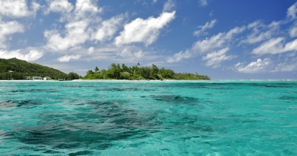 Cuando surge la pregunta “¿es seguro viajar a las Islas Cook?”, la respuesta requiere un matiz importante. En términos de seguridad ciudadana, se trata de uno de los destinos más tranquilos del Pacífico. Sin embargo, existen otros factores que conviene tener en cuenta, como la distancia, la atención sanitaria disponible o la meteorología.