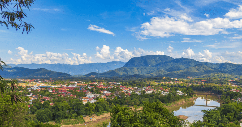 Agosto es el pero mes para viajar a Laos, con más lluvias, o abril, por el calor extremo (hasta 40 ºC) combinado con el humo de la quema de campos. Esos suelen considerarse los meses más complicados para visitar Laos.