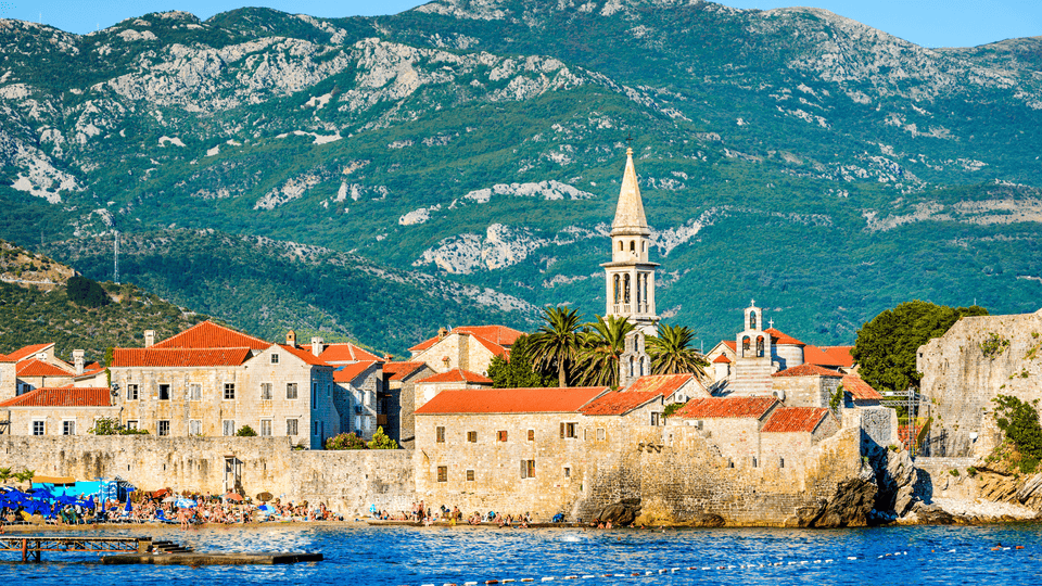 No, en términos generales Montenegro es un destino seguro y de baja criminalidad, según el propio Ministerio de Asuntos Exteriores.
