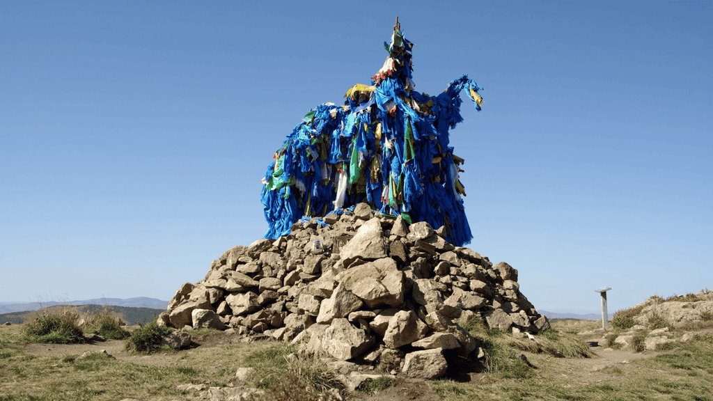 Si recorres la estepa mongola, tarde o temprano te vas a encontrar con un ovoo: un montículo ritual de piedras, a menudo coronado con ramas y bufandas de seda azul, llamadas khadag.